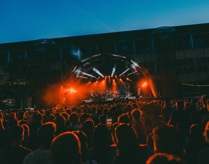 HANDEN IN DE LUCHT, GROETEN AAN JE TANTE EN LEAN BACK VOOR DEZE NIEUWE NAMEN!