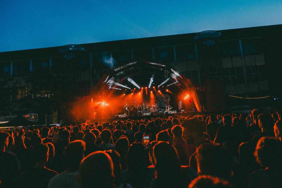 HANDEN IN DE LUCHT, GROETEN AAN JE TANTE EN LEAN BACK VOOR DEZE NIEUWE NAMEN!